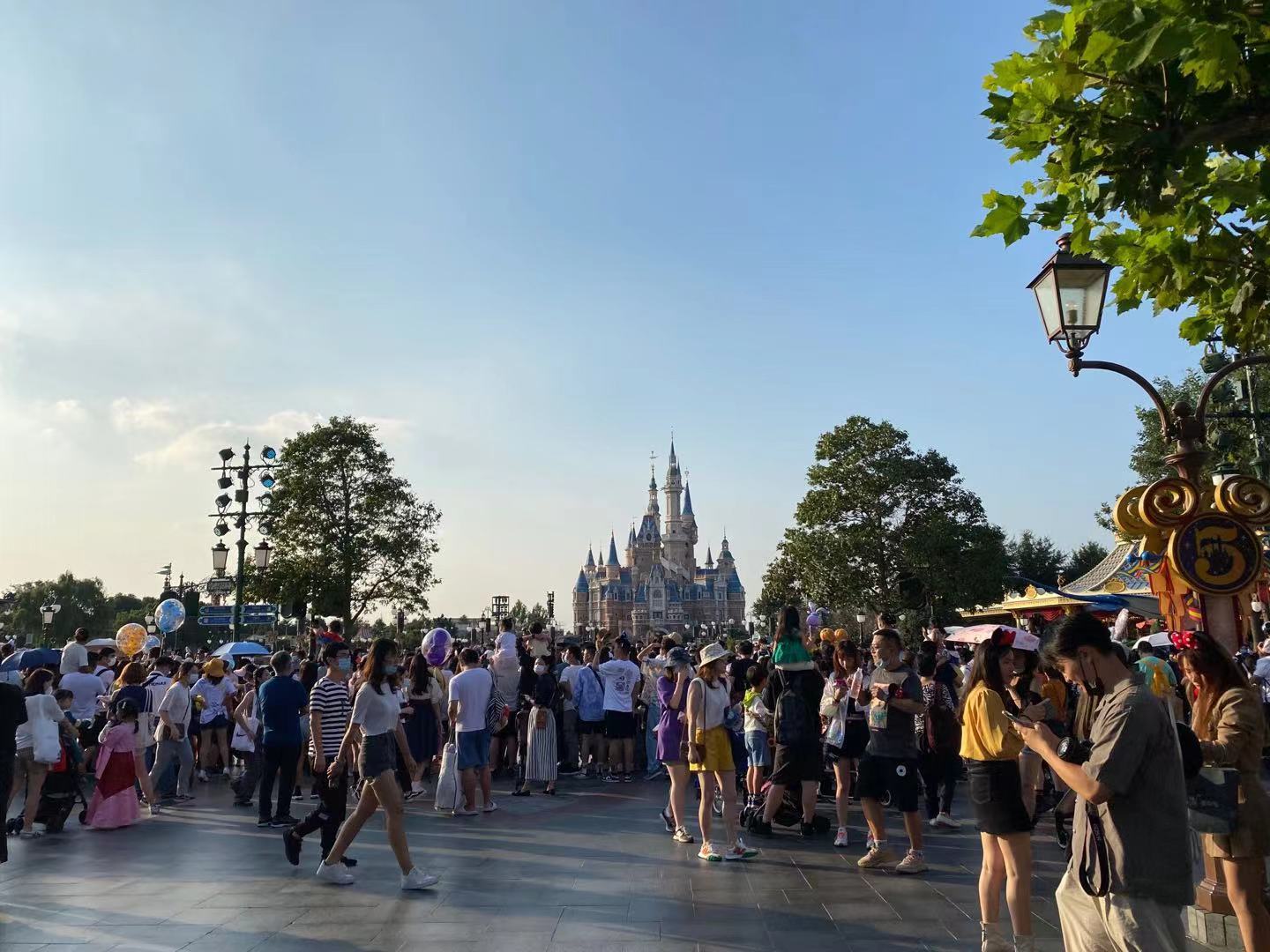 这个国庆南北两大乐园对战迪士尼新花旦救场黄牛加价上百元