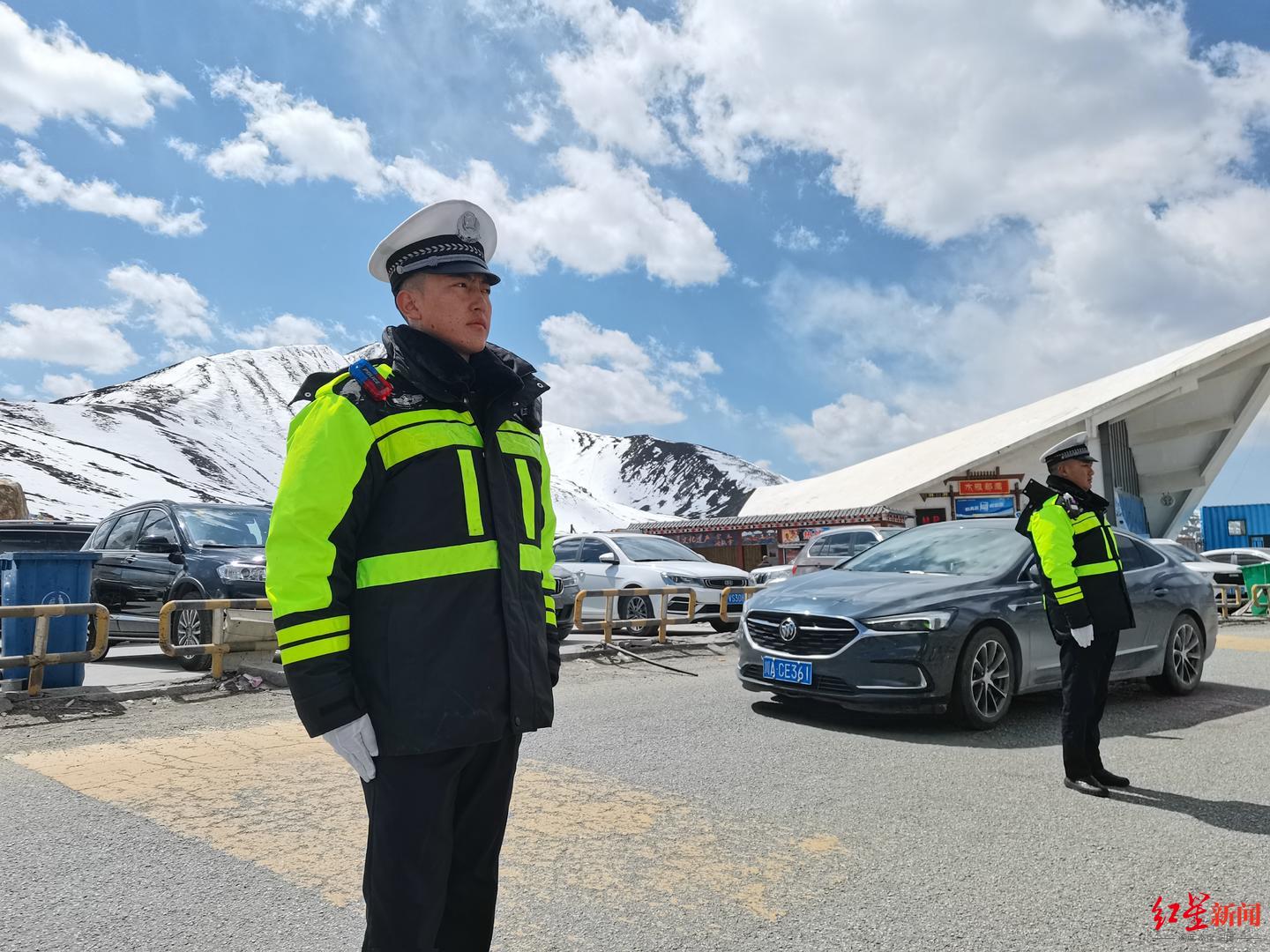 感动全国网友!甘孜警队送奖到折多山"雪雕"交警执勤现场领奖