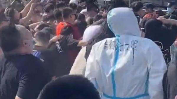 男子音乐节穿防护服蹦迪网友戏称最符合规定的聚集人