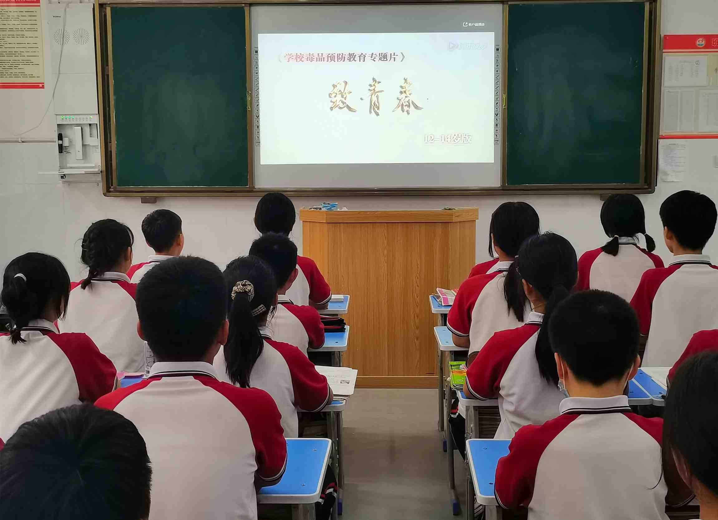 学生观看毒品预防教育专题片《致青春 马朝刚 摄