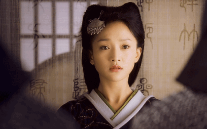 绝非玲珑浮凸的身材,把一个狐狸精演得比任何一个性感女神都性感三倍