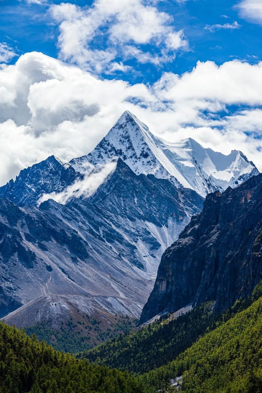 央迈勇雪山,位于四川甘孜州和凉山州交界 / 图虫