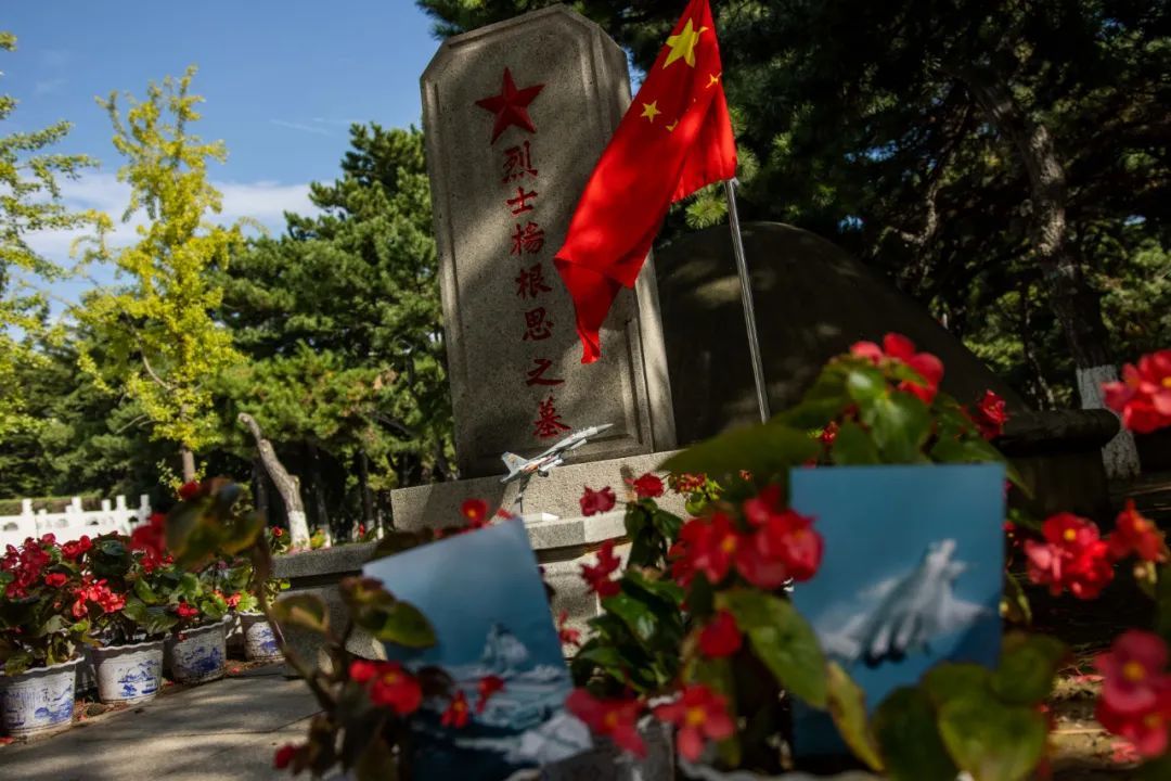 杨根思烈士墓前,多了一架"歼-15"