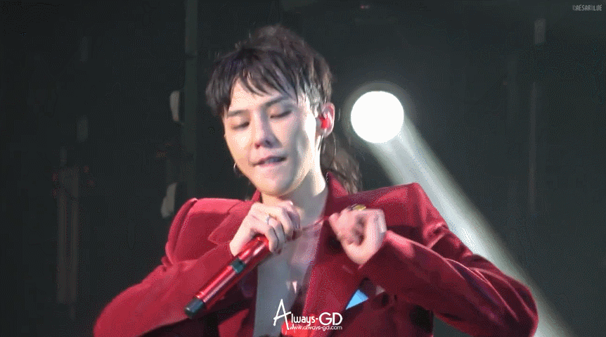 权志龙的舞台表演也总是带着几分骚意.