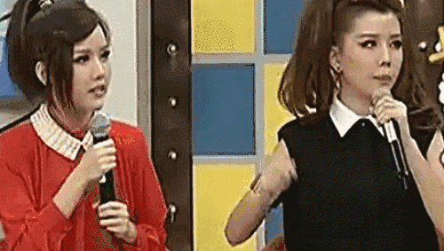 时尚></p></a>女人天下>正文> 另一个采访中姐姐唱歌时妹妹的表情也很好品.