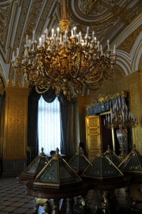 俄罗斯皇宫奢华无比的宫殿吊灯竟被人说二,且二得让人