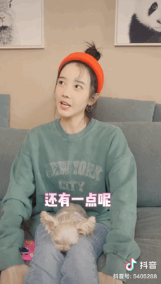 泳池里,压过赛道线的一跃是经典的名场面,牛奶肌,漫画腿,还有胸的完美