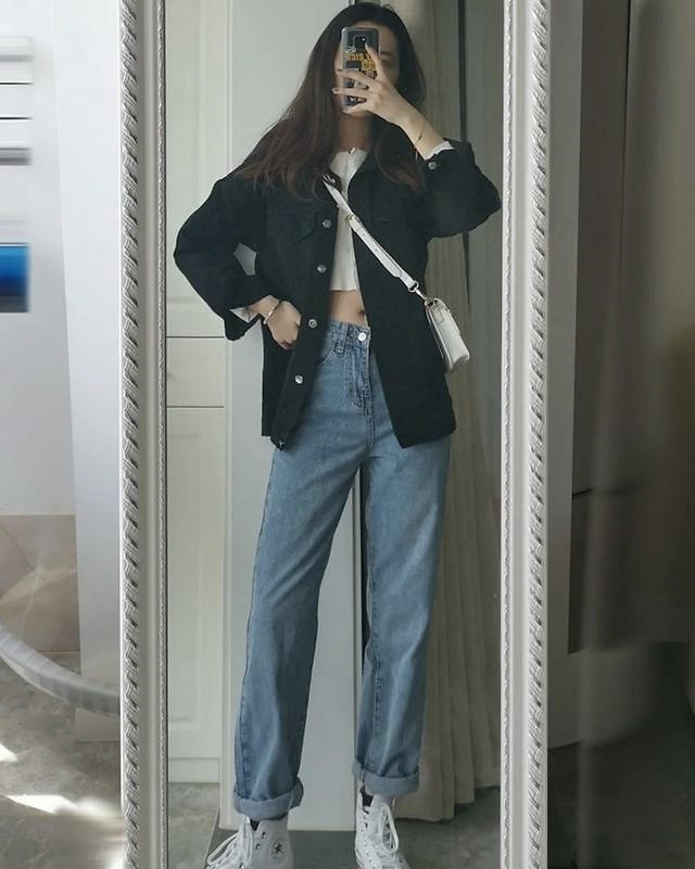 女生穿黑色牛仔外套配什么裤子