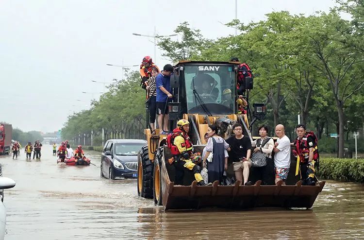 暴雨中,那个开着挖掘机救人的河南人