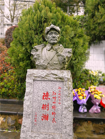 陈树湘雕像曾记否,绝命后卫的耿耿千古痛1934年11月,两岸的林木已染上