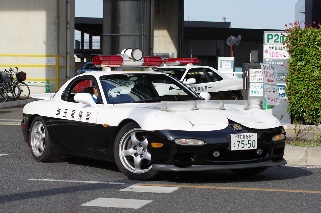 除gtr和lc500之外,警车队伍还有一辆马自达 fd rx-7和本田 nsx.