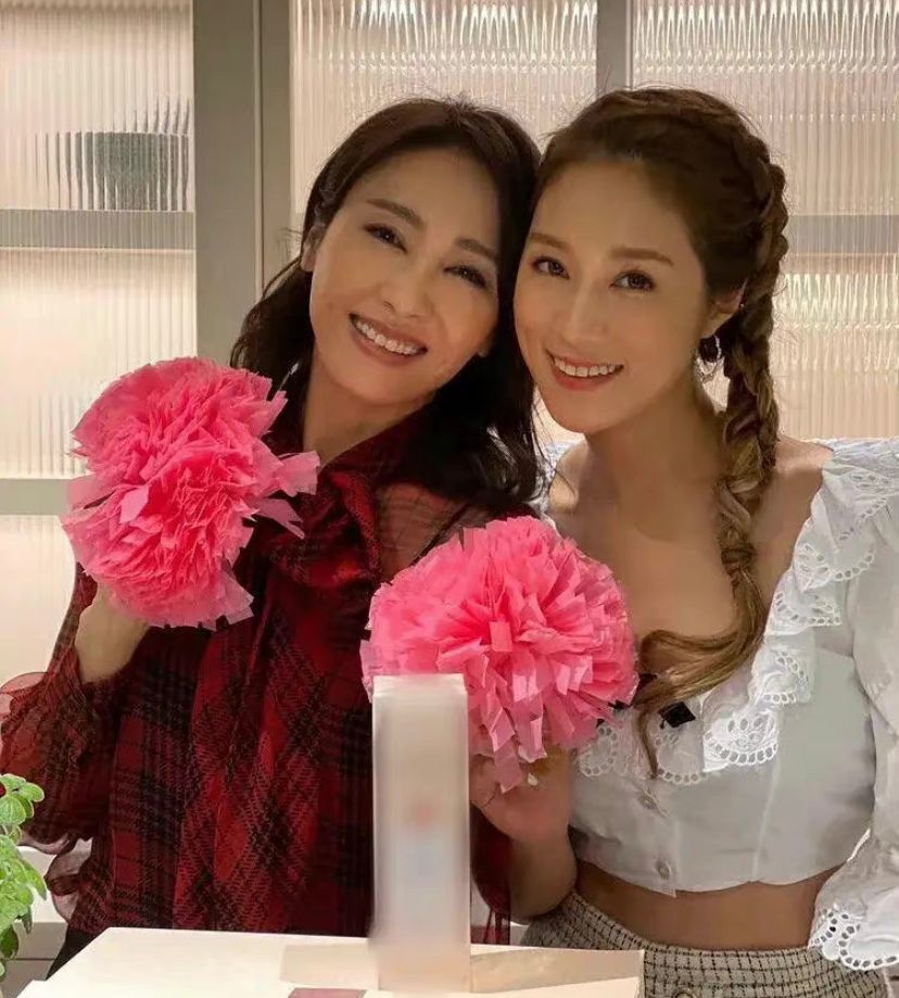 黎姿参加名媛圈聚会少女感十足 和小11岁徐子淇同框不输_凤凰网娱乐