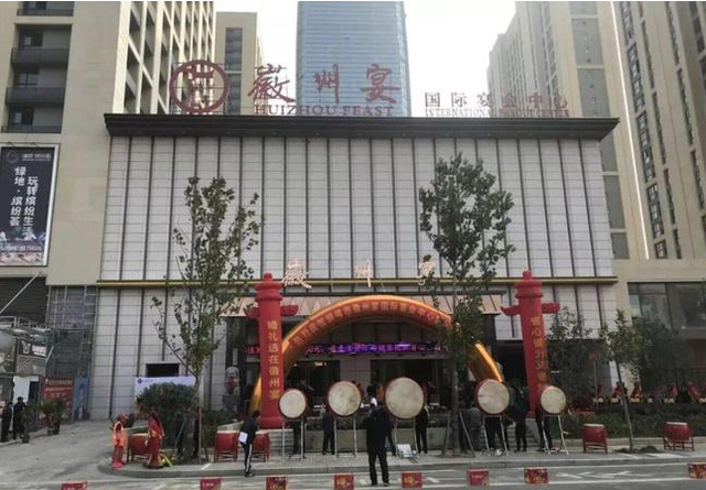 徽州宴老板发迹揭秘:工地小工出身,靠承包学校食堂赚到第一桶金