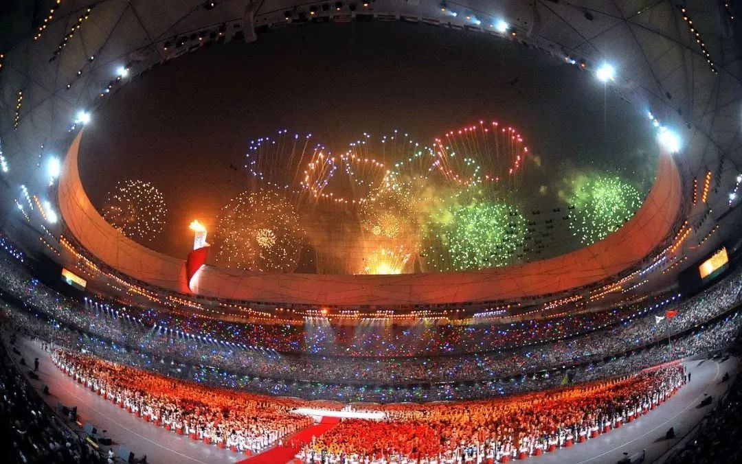 2008年8月8日,北京奥运会开幕式上,奥运火炬在国家体育场"鸟巢"点燃.