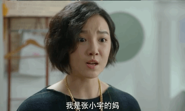 泳池里,压过赛道线的一跃是经典的名场面,牛奶肌,漫画腿,还有胸的完美