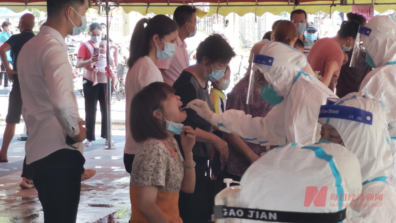 直击广州荔湾区全民核酸检测:市民有序排队,34°c下医护人员湿透防护