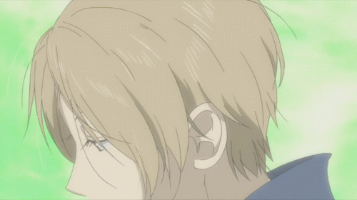 这样的 背景与主人公为静态,但人物周围加入动态来烘托氛围的手法,就