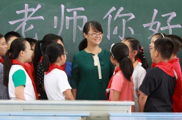 为什么中小学老师"地位"不如公务员?郑板桥一首诗,揭示原因