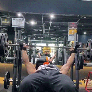 190cm肌肉巨无霸俘获28岁小女友网友野兽与美女太般配了