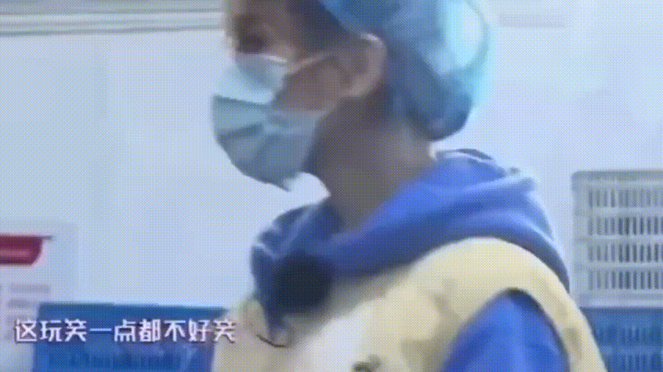 老薛你怎么可以这样… 听到杨超越这么说,薛之谦凶凶的盯着她好半天