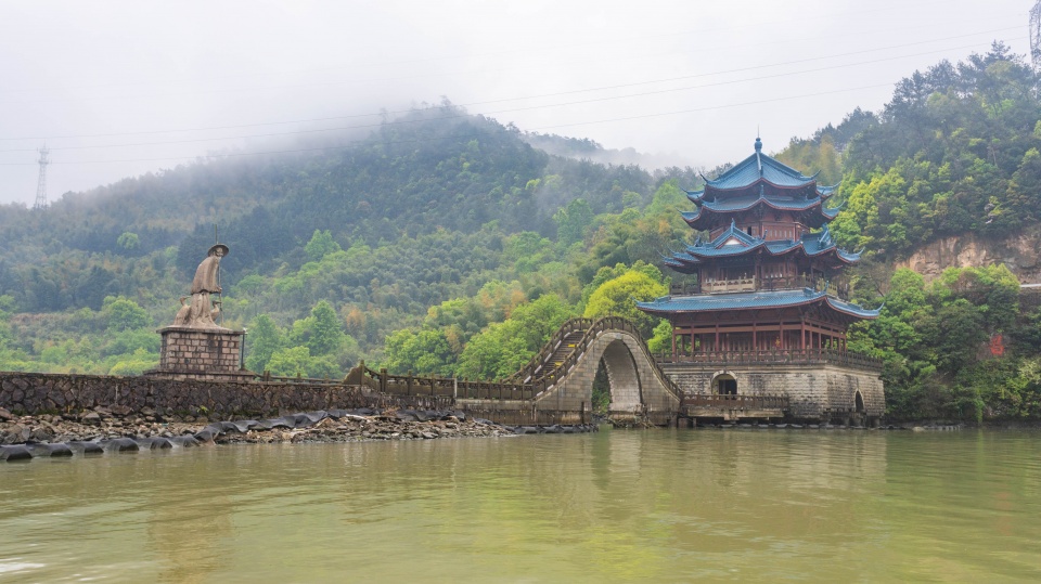 浙江杭州富春江上的绝佳风景,云雾弥漫若水墨画,太美了!