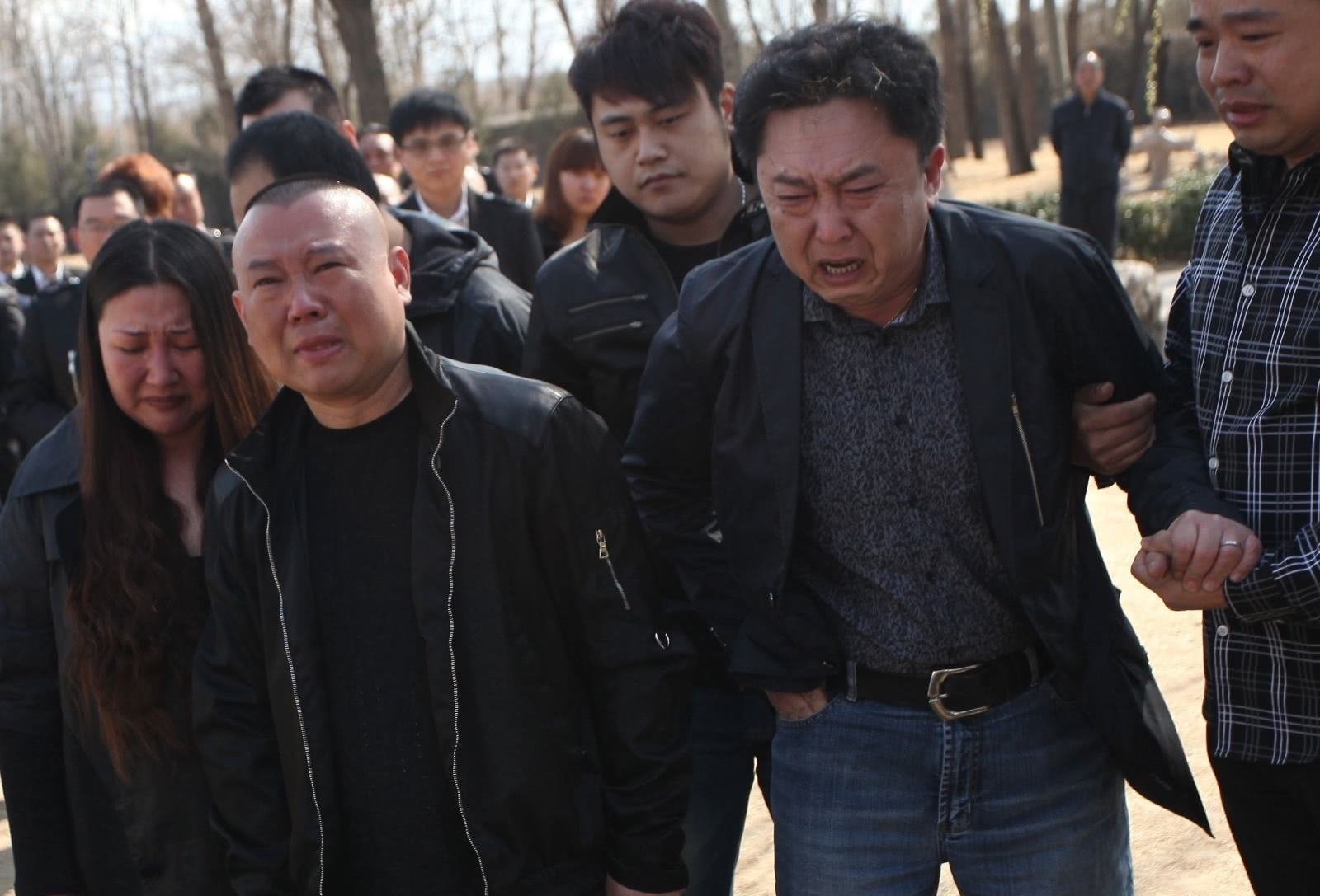 因为侯耀文生前爱喝可乐和酸梅汤,郭德纲在祭拜侯耀文时奉上的祭品中