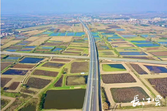 鄂咸高速通车后,与黄鄂高速,武汉城市圈外环高速形成一条新的鄂东地区