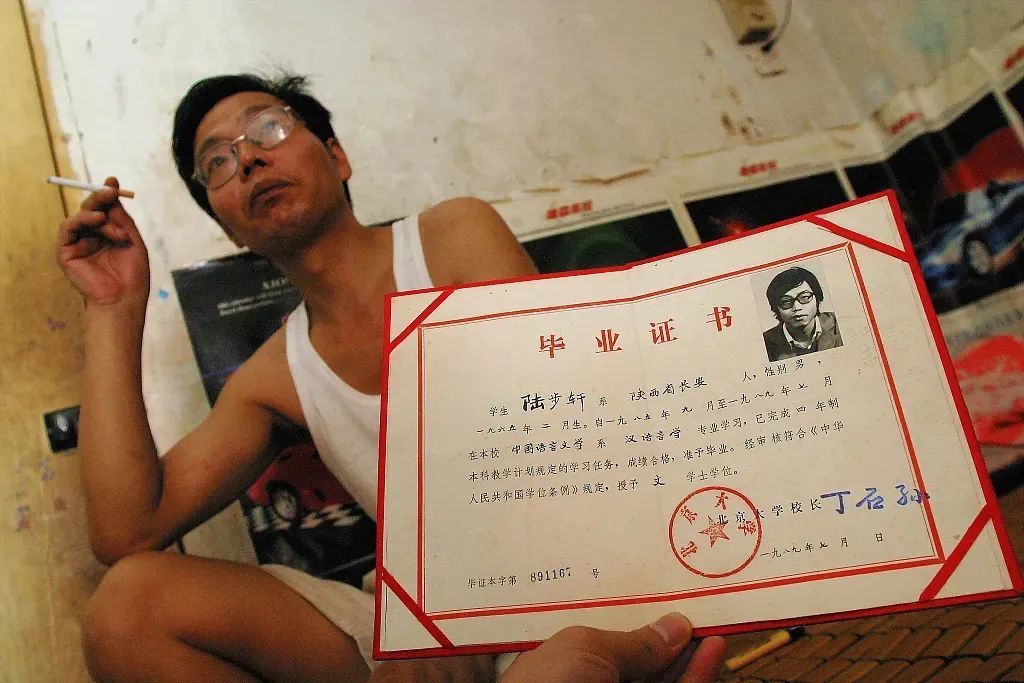 对他一阵狂拍……062003年盛夏,一条《北大毕业生西安街头卖肉》的