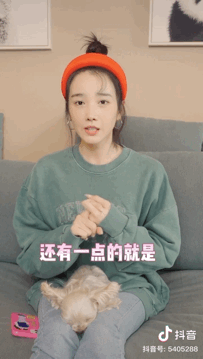 泳池里,压过赛道线的一跃是经典的名场面,牛奶肌,漫画腿,还有胸的完美