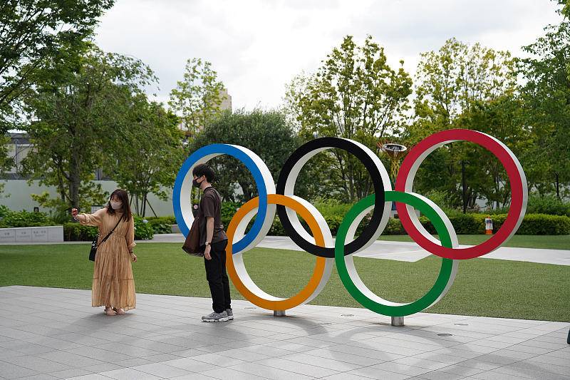 市民在奥运五环的雕塑前拍照     :cfp
