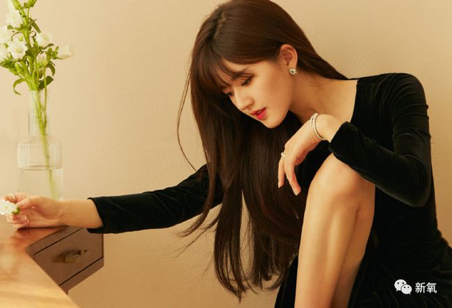 下面这张算是她写真里比较冷的了,但并没有太明显的攻击感,她脸上的