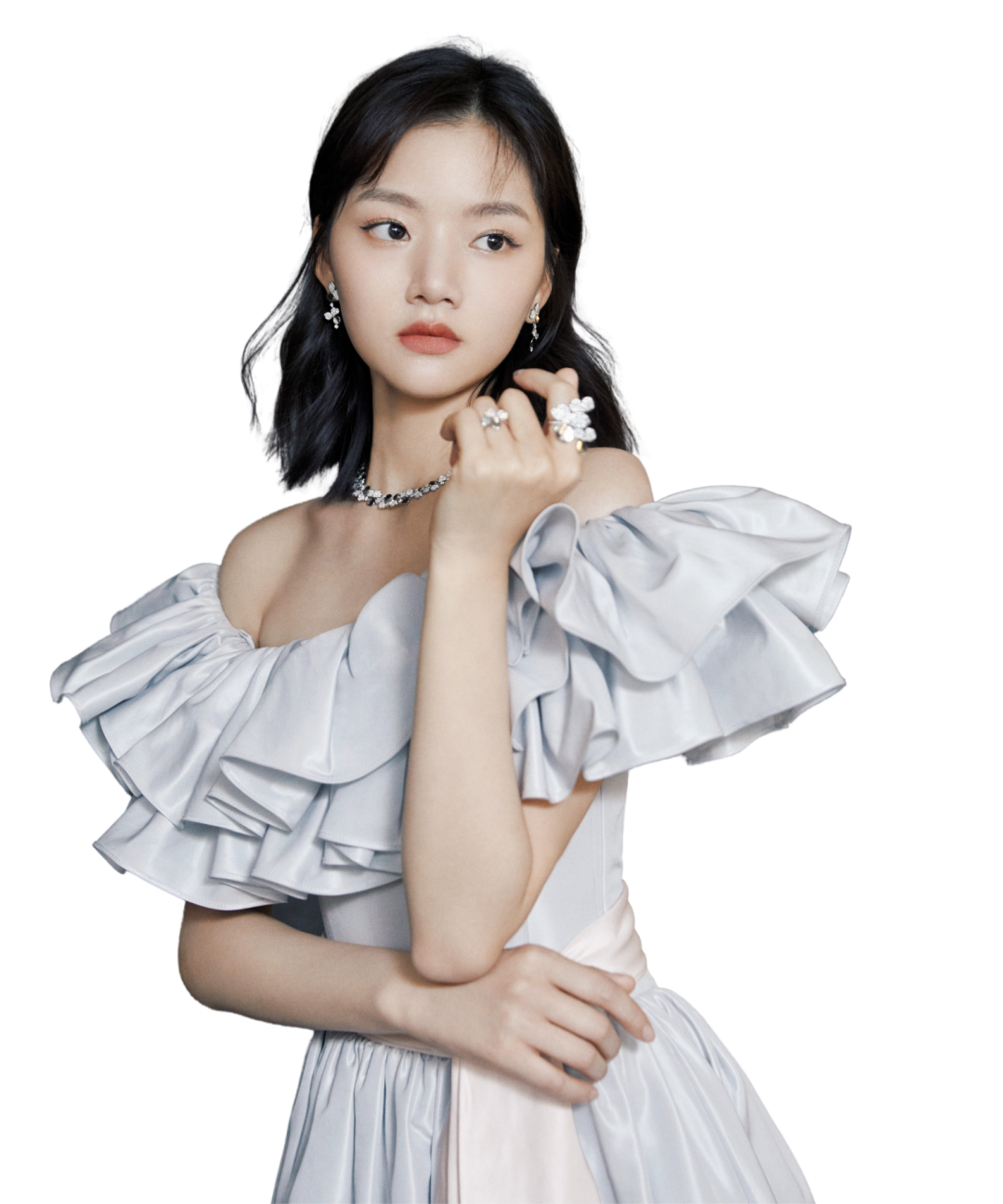 胸部荷叶边的设计不仅遮挡住上臂,还显得前臂又细又直.