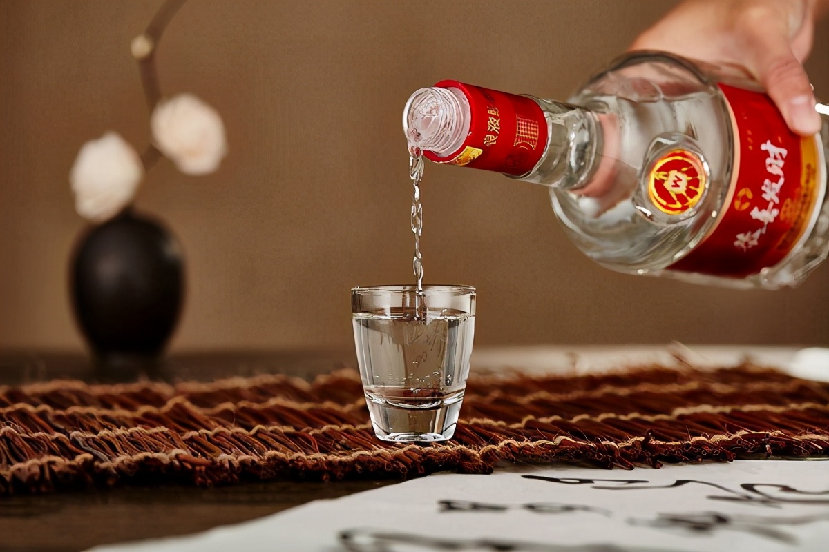 【喝白酒用一口杯】酒会上有的会喝洋酒,可以看到选用的是薄边很矮的
