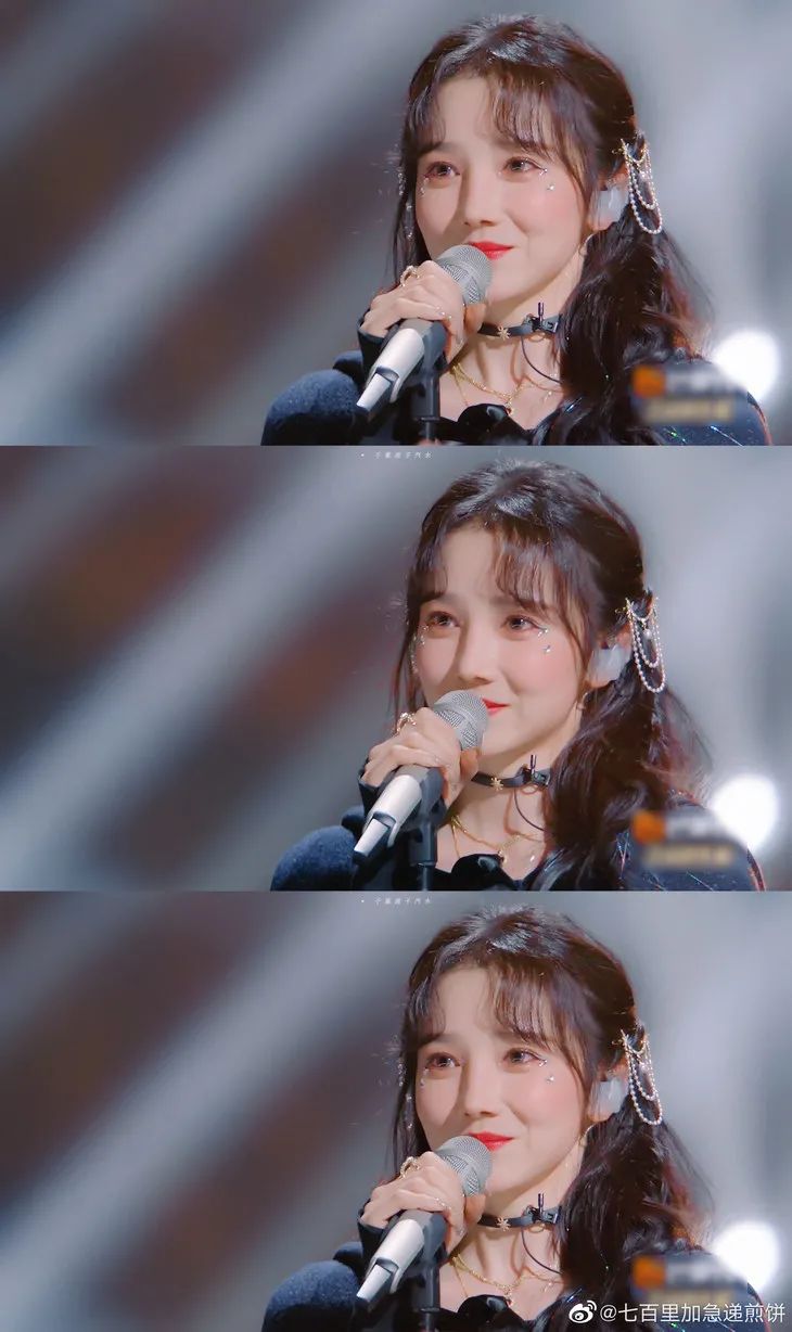 泳池里,压过赛道线的一跃是经典的名场面,牛奶肌,漫画腿,还有胸的完美