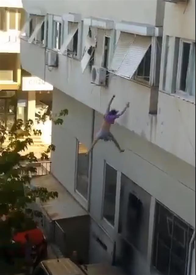 土耳其19岁少女不堪绑架,从9米高楼房跳窗逃生