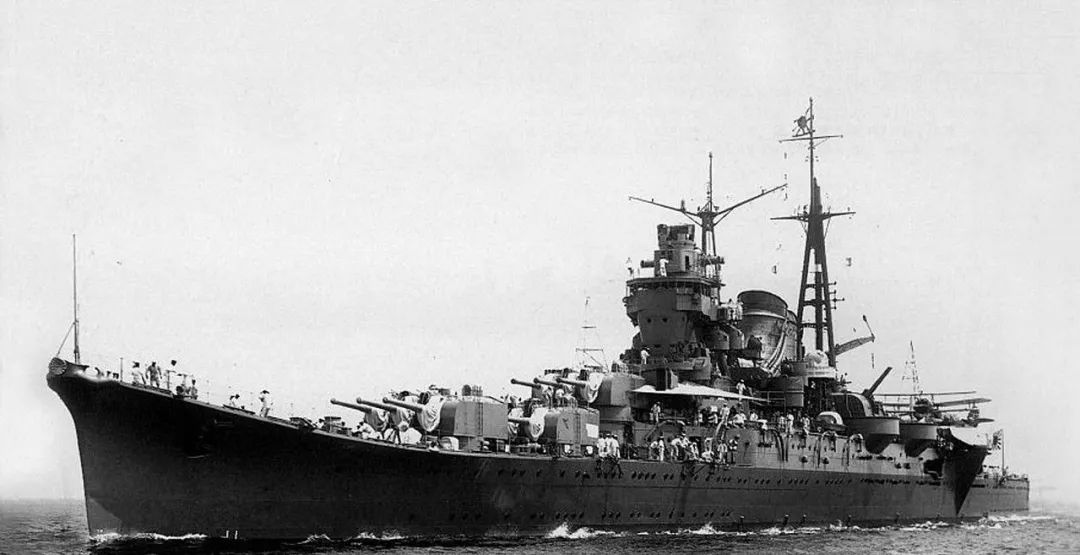 轻巡洋舰时期的"最上"号,15门155毫米主炮算是日本轻巡中的另类