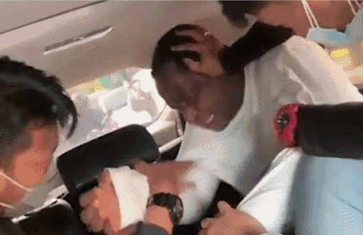 尼日利亚外交官在印尼遭粗暴对待 被人按住头部难以呼吸