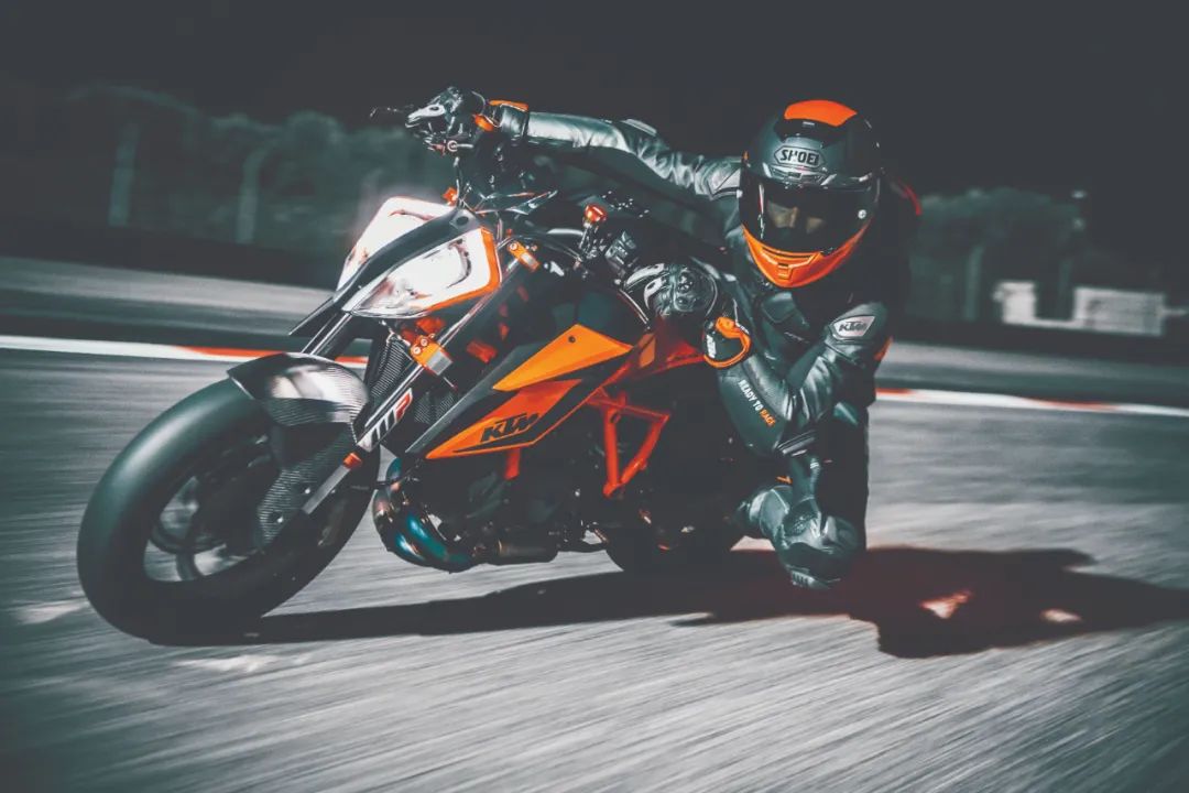 街道野兽出笼售价超20万的全新ktm1290superduker正式发布