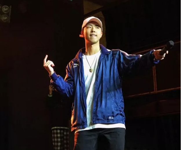 和其他说唱歌手不同的是,辛巴出身于rapper,早起的battle视频,哪怕是