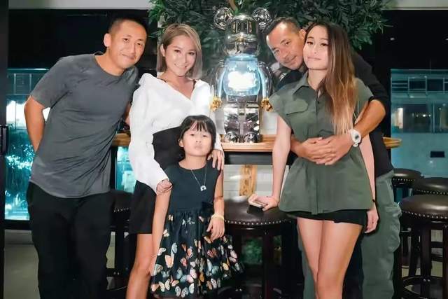 父亲从赌王变阶下囚,母亲从草根奋斗成富豪,赌二代周柏豪哑火了
