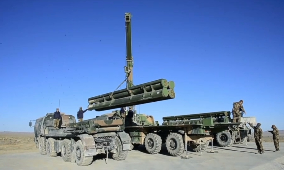 陆军铁拳国产新型箱式远程火箭炮性能超过03远火
