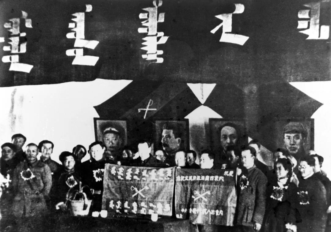 1947年5月1日,内蒙古自治区政府正式成立.