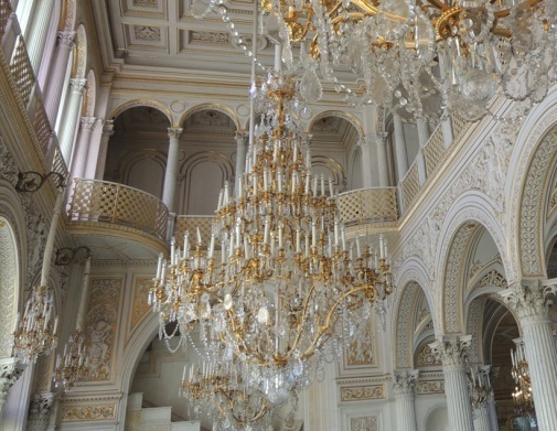 俄罗斯皇宫奢华无比的宫殿吊灯竟被人说二且二得让人不忍直视