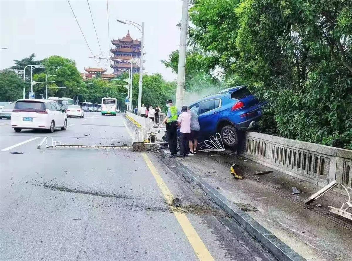 武汉长江大桥上发生交通事故汽车直接骑上护栏