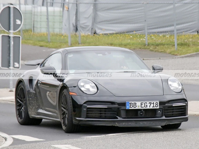 近日海外媒体曝光了一组保时捷911 turbo hybrid车型谍照图片,新车