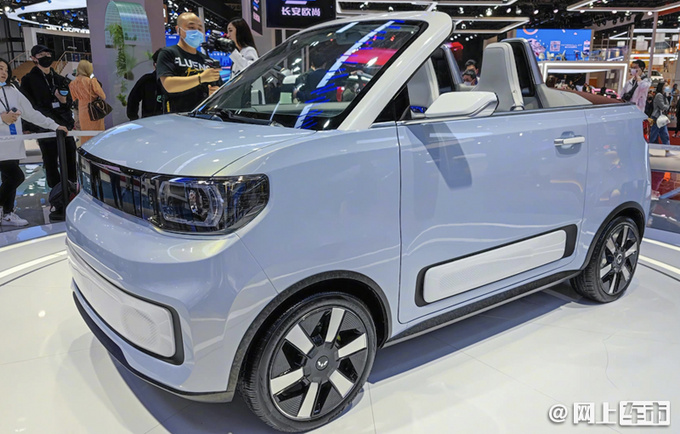 宏光miniev敞篷版与现款车型外观基本一致,不同的地方在于新车前后都