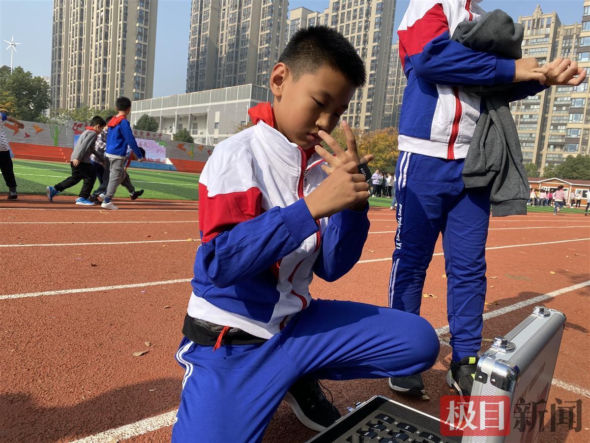 学生戴着运动手环上体育课运动强度力度看得见