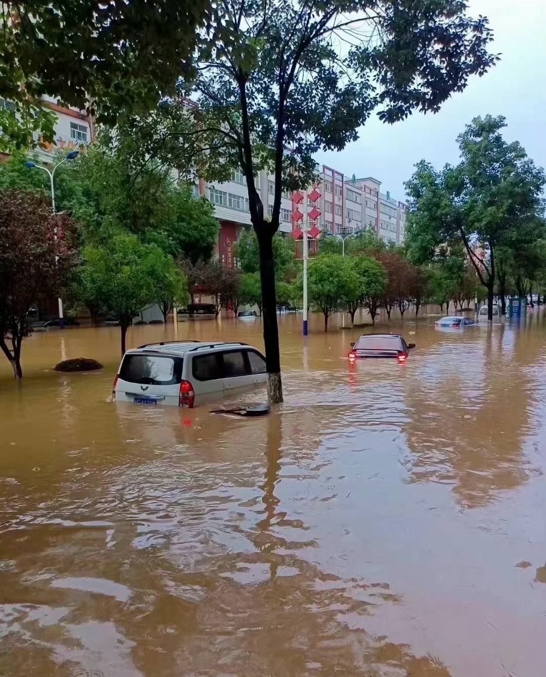 陕西勉县突降暴雨:积水深达90厘米 _凤凰网资讯_凤凰网