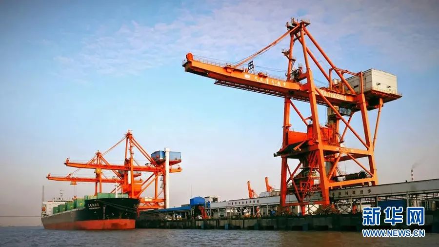 一艘大型货轮停靠在长江常熟港装卸作业.新华网发