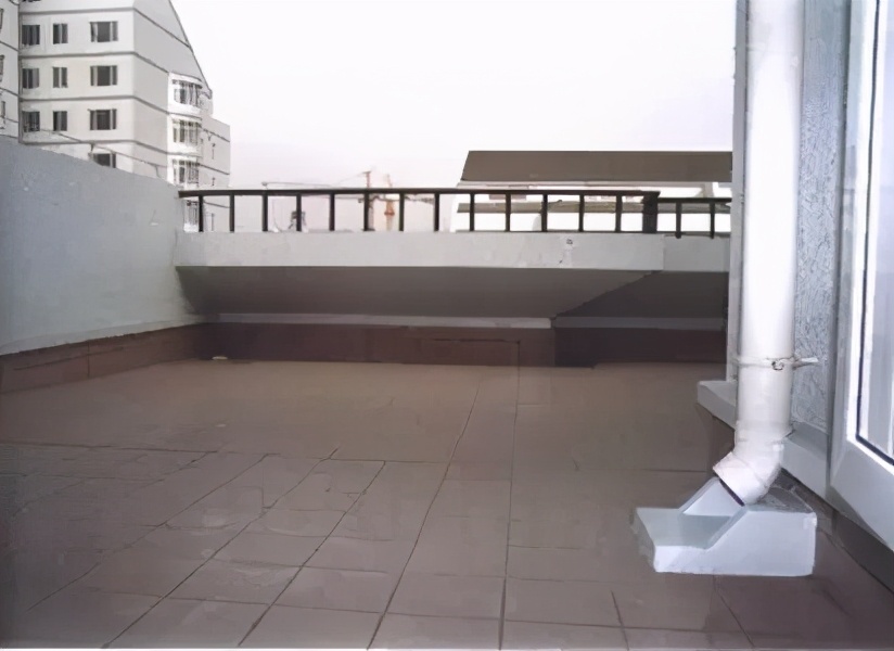 水落口杯与基层接触处应留宽20mm,深20mm凹槽,嵌密封材